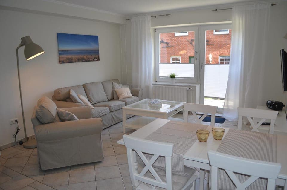 Living room, Photo of the whole room, Decorative detail, Seating area, Dining area