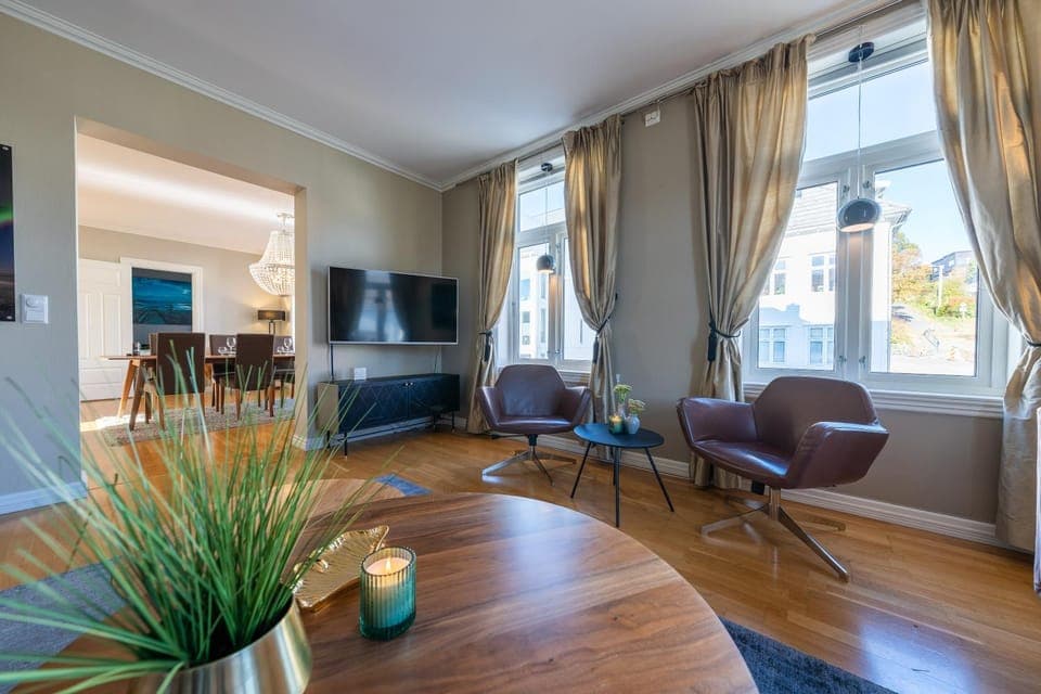 Communal lounge/ TV room, Living room, Seating area, Dining area, Evening entertainment