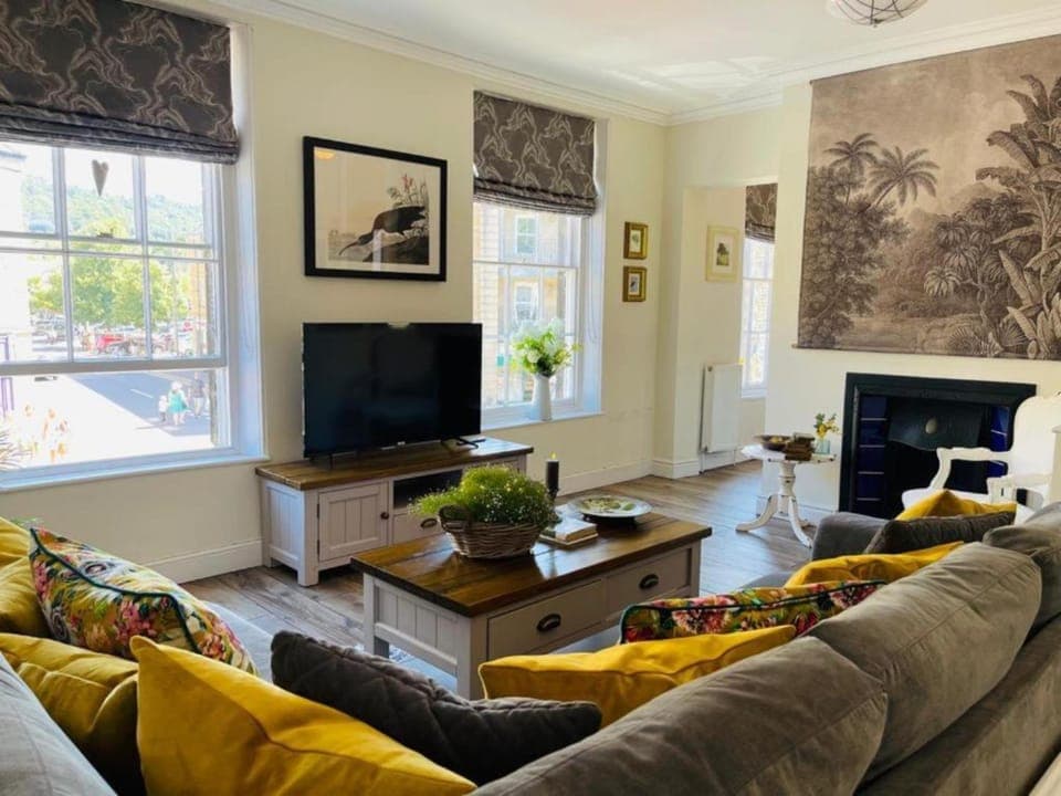 TV and multimedia, Living room, Seating area, Evening entertainment