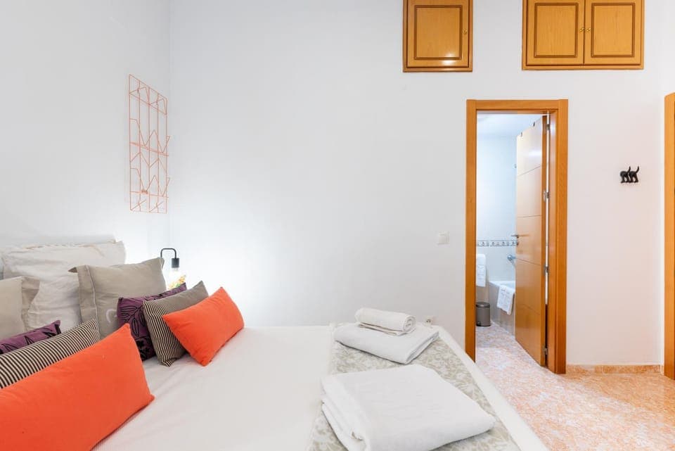 Bed, Bedroom, towels