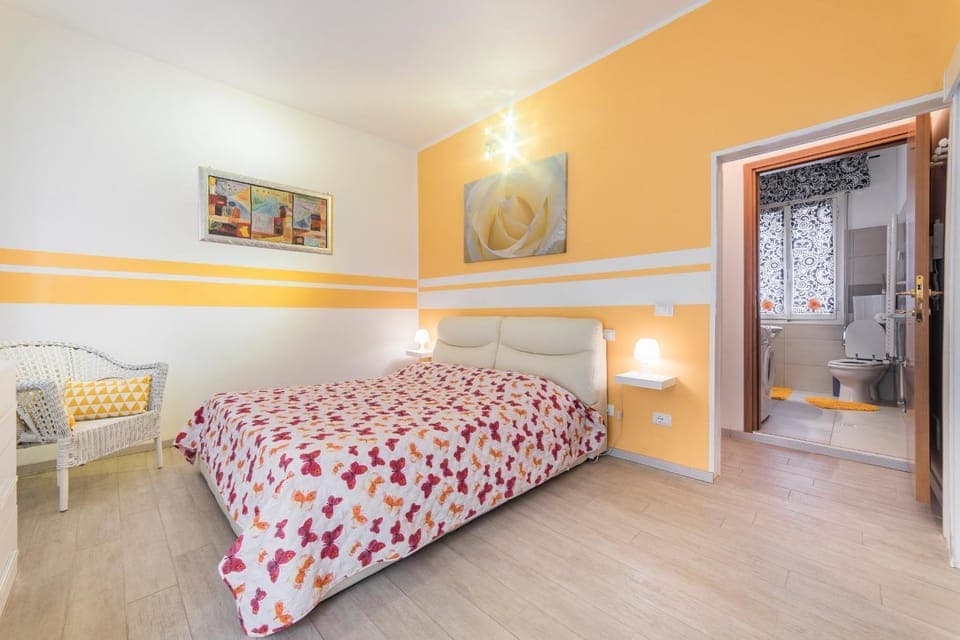 Photo of the whole room, Bedroom