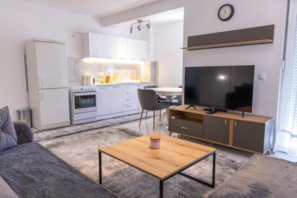 TV and multimedia, Coffee/tea facilities, Kitchen or kitchenette, Living room, Seating area, pet friendly, stove