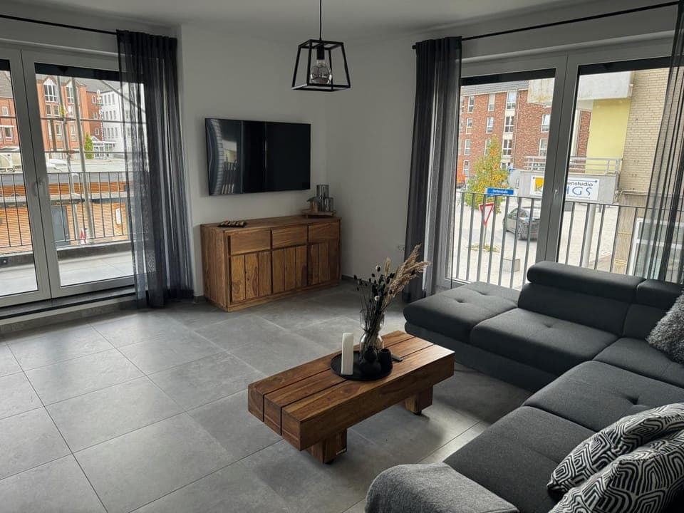 TV and multimedia, Living room, Seating area, Evening entertainment