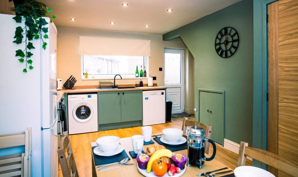 Coffee/tea facilities, dishwasher, furniture, internet, pet friendly, stove, toaster, washing machine