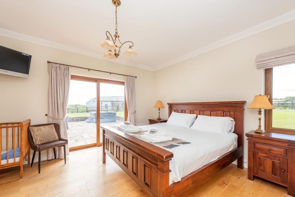 5 Bed Villa - Sleeps 10 - Hot Tub - Country Views Villa in County Waterford