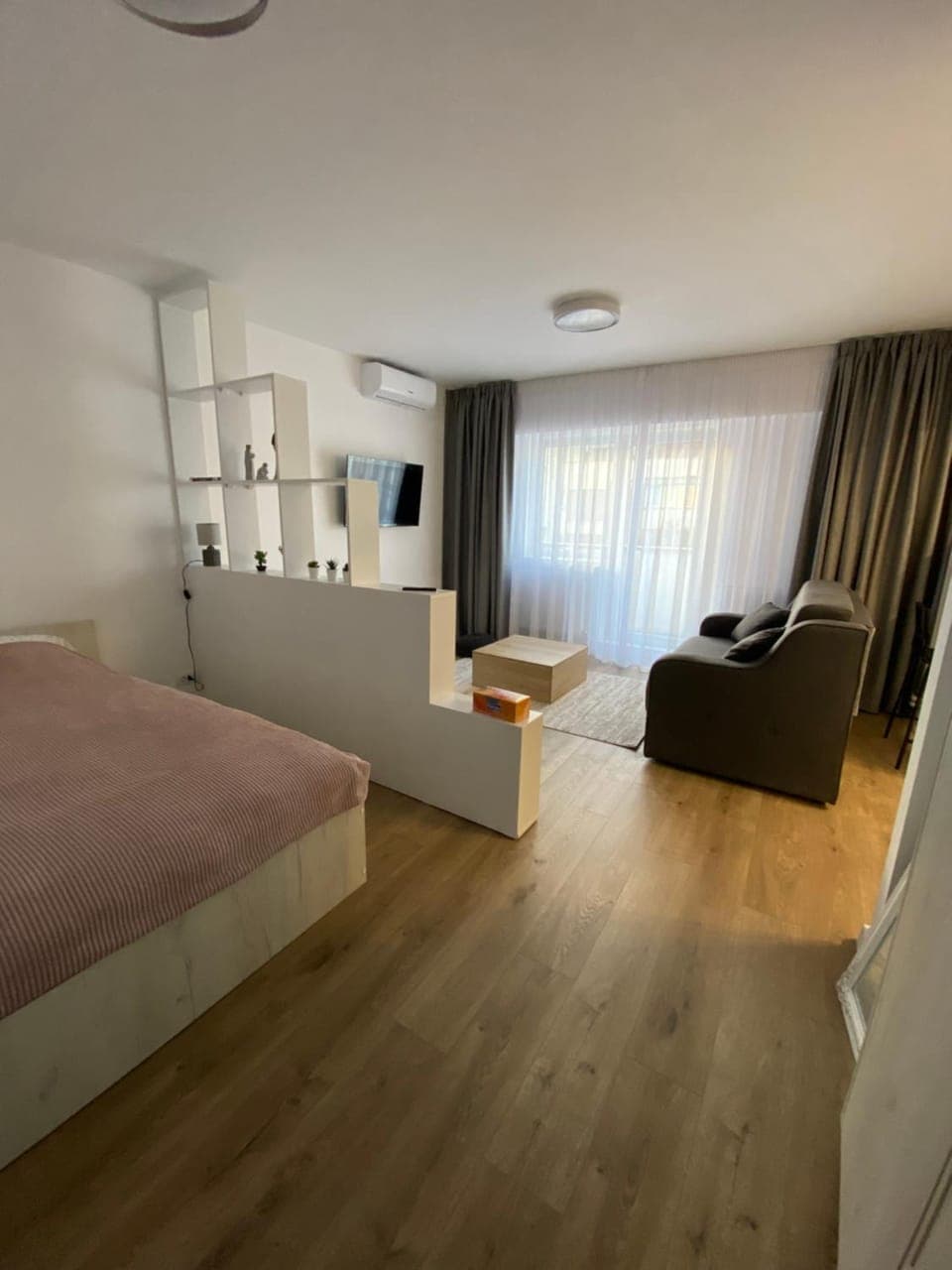 Bed, Seating area, Bedroom