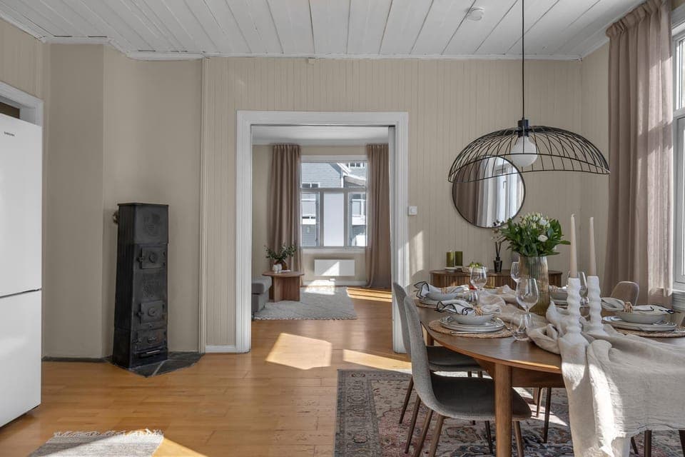 Kitchen or kitchenette, Living room, Seating area, Dining area