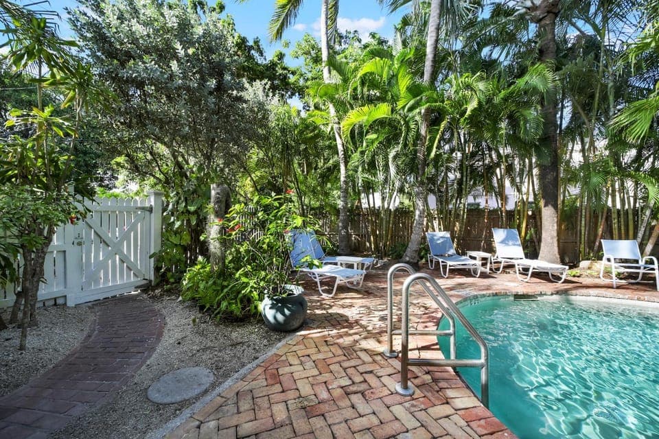 Patio, Spring, Day, Natural landscape, Garden, Garden, Garden view, Pool view, Swimming pool, Swimming pool, sunbed