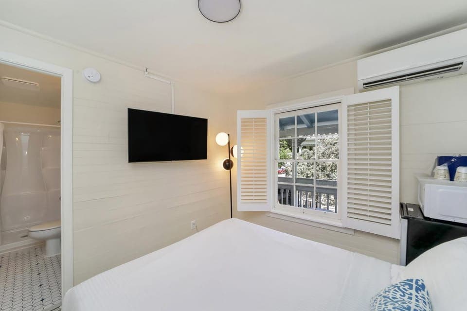 Bed, TV and multimedia, Photo of the whole room, Bedroom, air conditioner