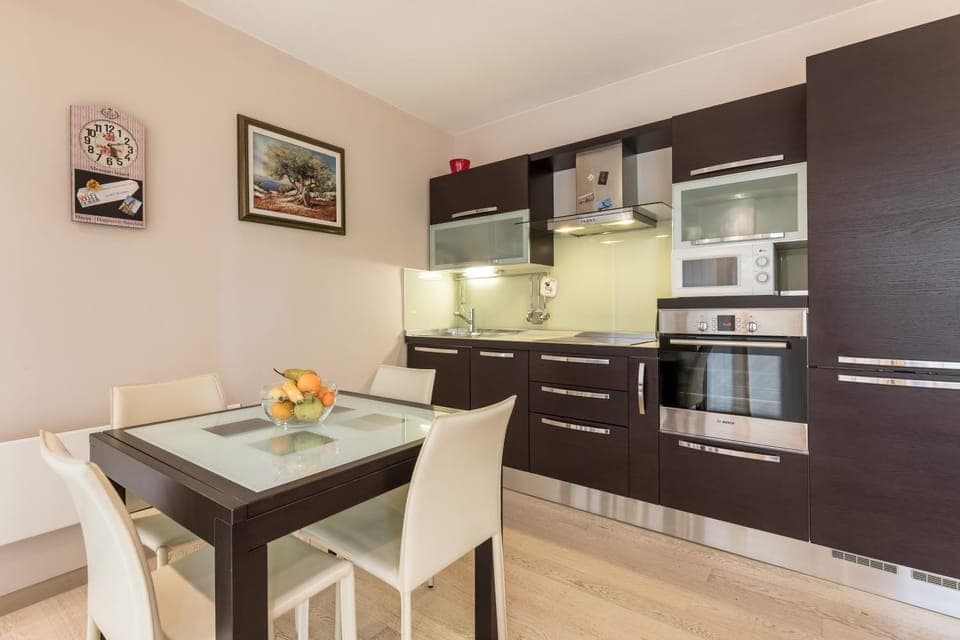 Kitchen or kitchenette, Dining area, dishwasher, minibar, pet friendly, stove