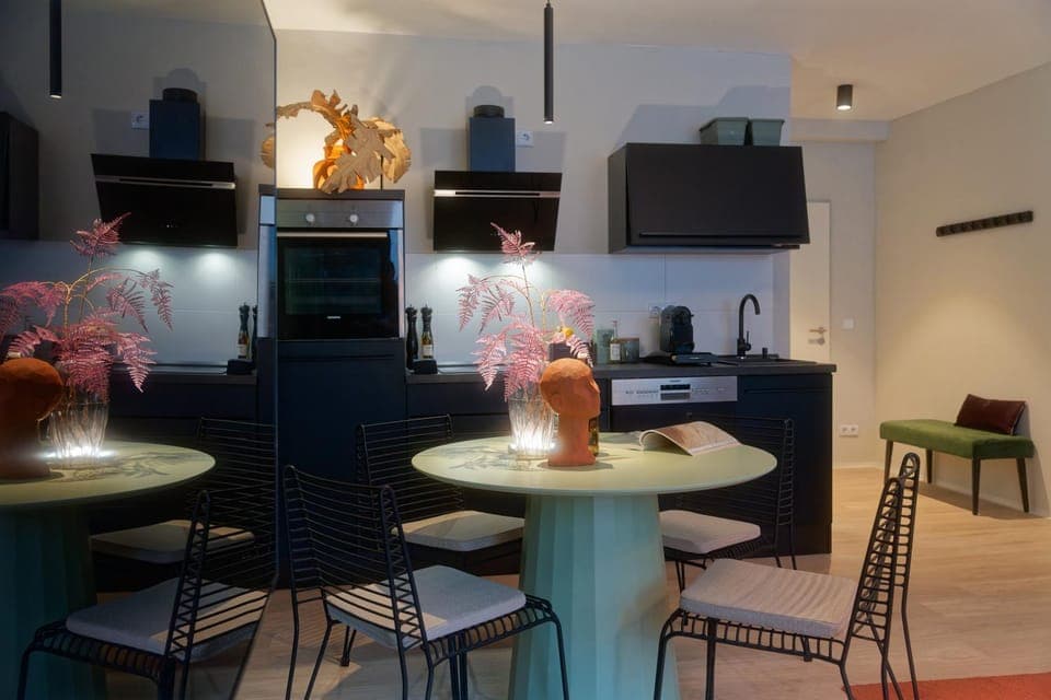 Kitchen or kitchenette, Seating area, Dining area, minibar, pet friendly, stove