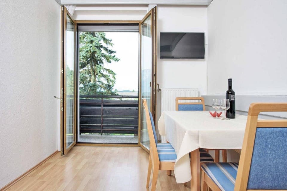 TV and multimedia, View (from property/room), Balcony/Terrace, Kitchen or kitchenette, Seating area, Dining area