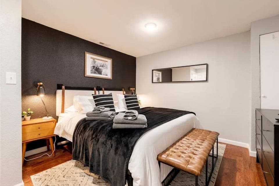 Bed, Photo of the whole room, Bedroom