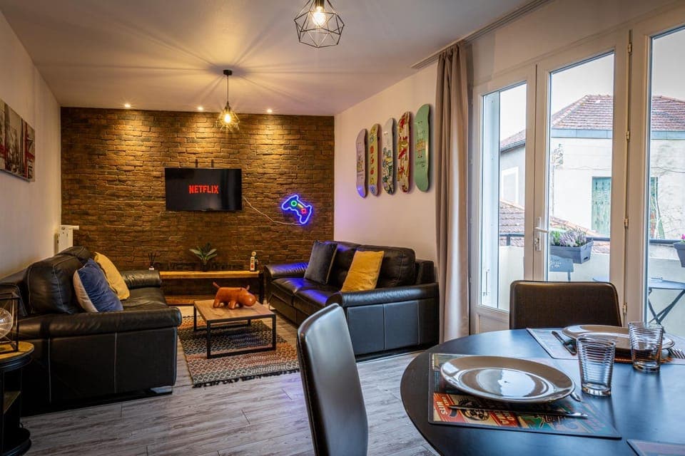 Balcony/Terrace, Living room, Decorative detail, Dining area, Meals, internet, locker