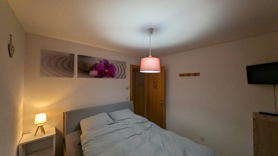 Bed, TV and multimedia, Photo of the whole room, Bedroom