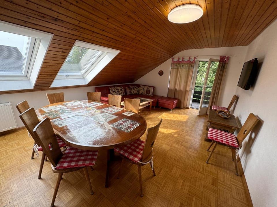 TV and multimedia, Living room, Seating area, Dining area