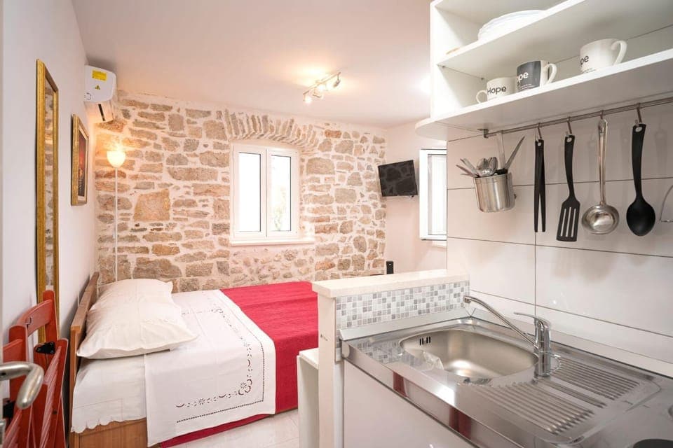 Kitchen or kitchenette, Bedroom