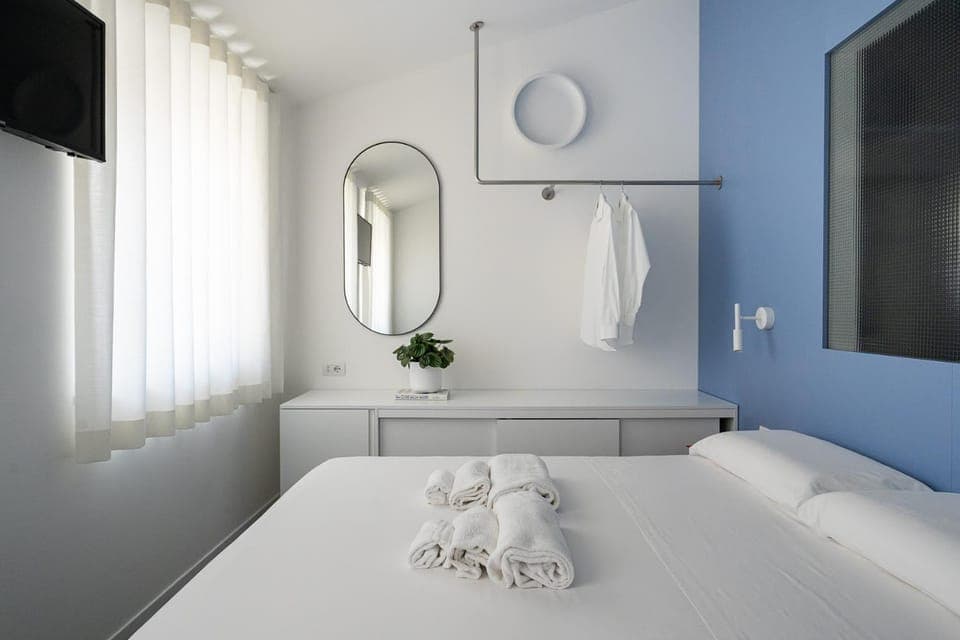 Bed, Bathroom, TV and multimedia, Photo of the whole room, Bedroom, towels