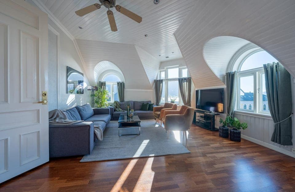 TV and multimedia, Living room, Seating area, fireplace