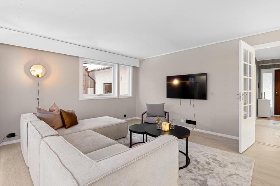 Communal lounge/ TV room, TV and multimedia, Living room, Seating area, Evening entertainment