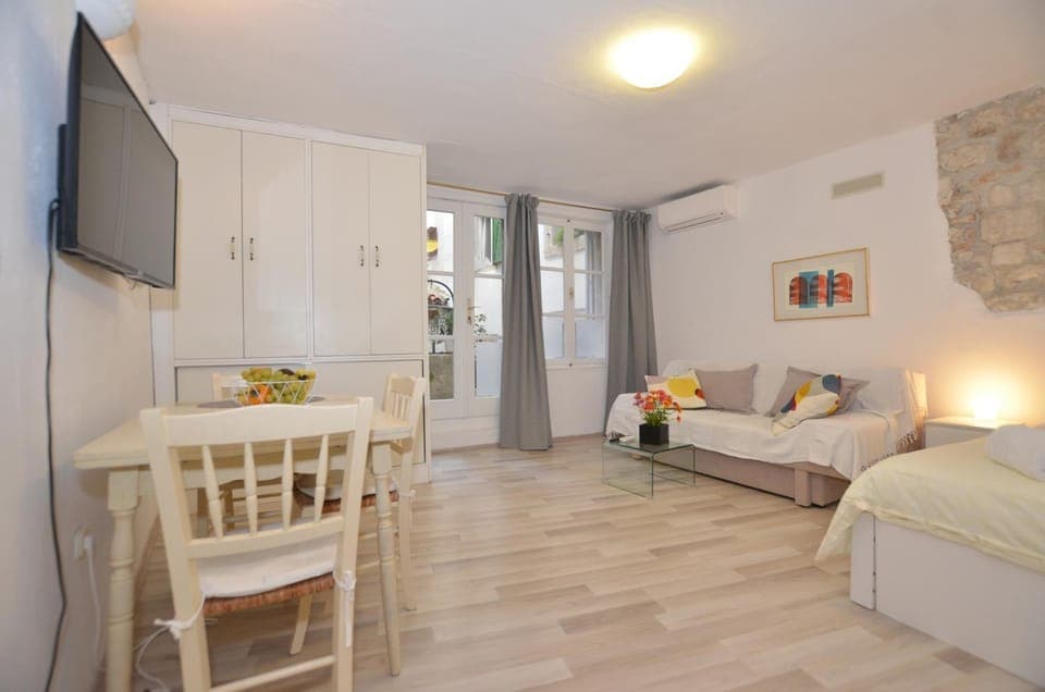 Bed, TV and multimedia, Photo of the whole room, Dining area