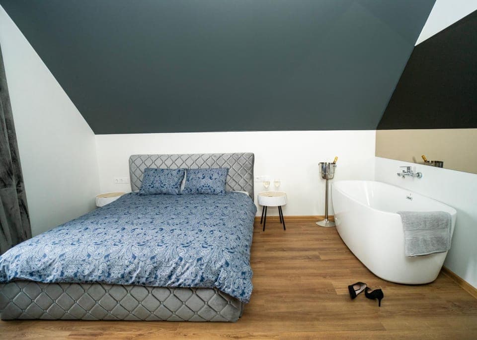 Bed, Photo of the whole room