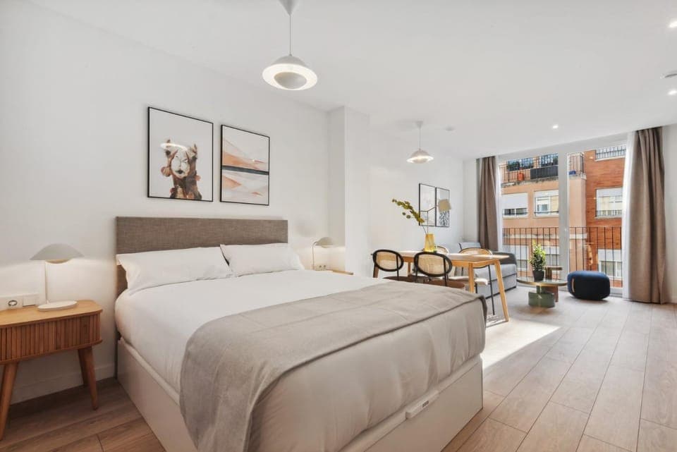 Bed, Photo of the whole room, Dining area
