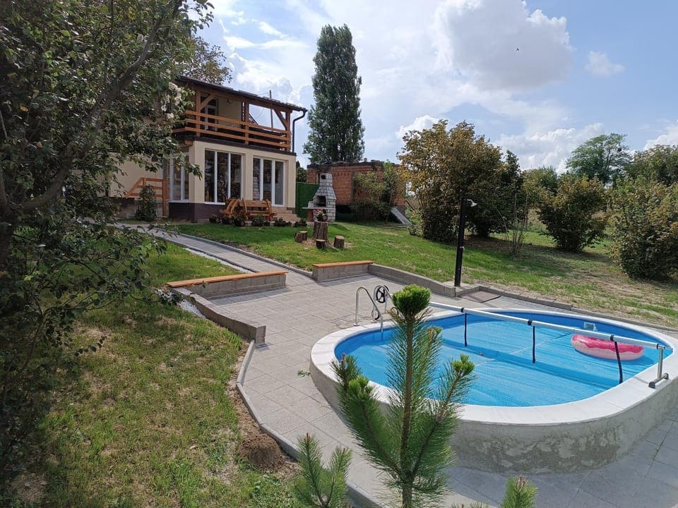 Property building, Spring, Day, Natural landscape, Garden, Garden view, Pool view, Swimming pool, sunbed