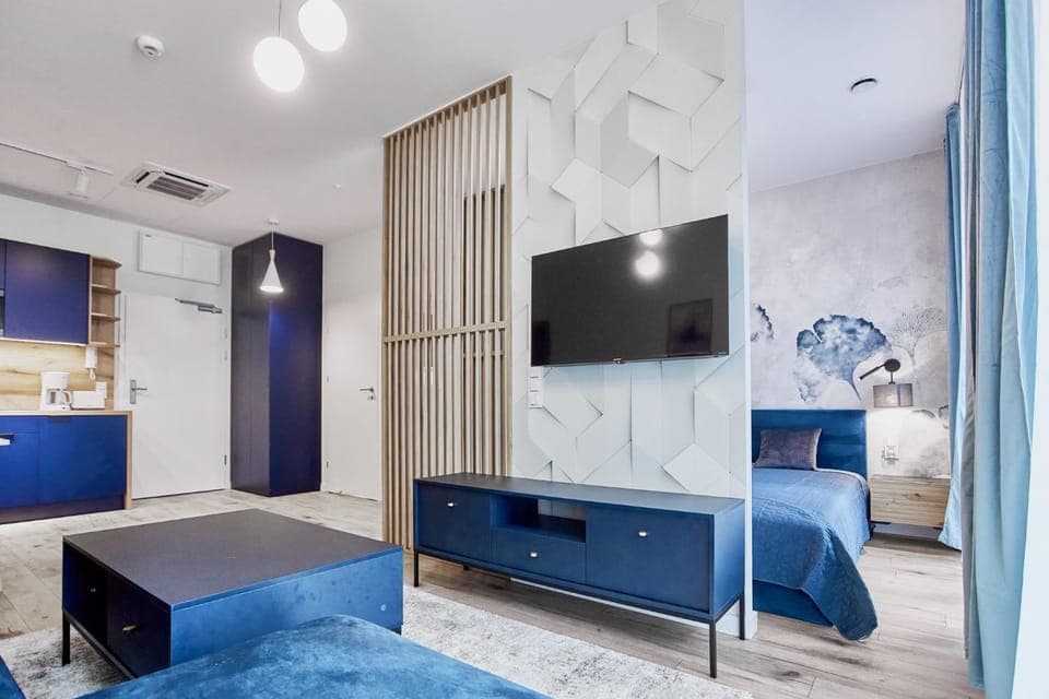 Bed, TV and multimedia, Photo of the whole room, Bedroom