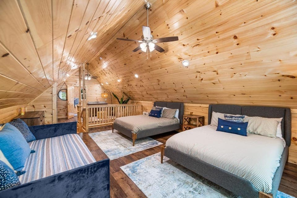 Bed, Photo of the whole room, Seating area, Bedroom, fireplace