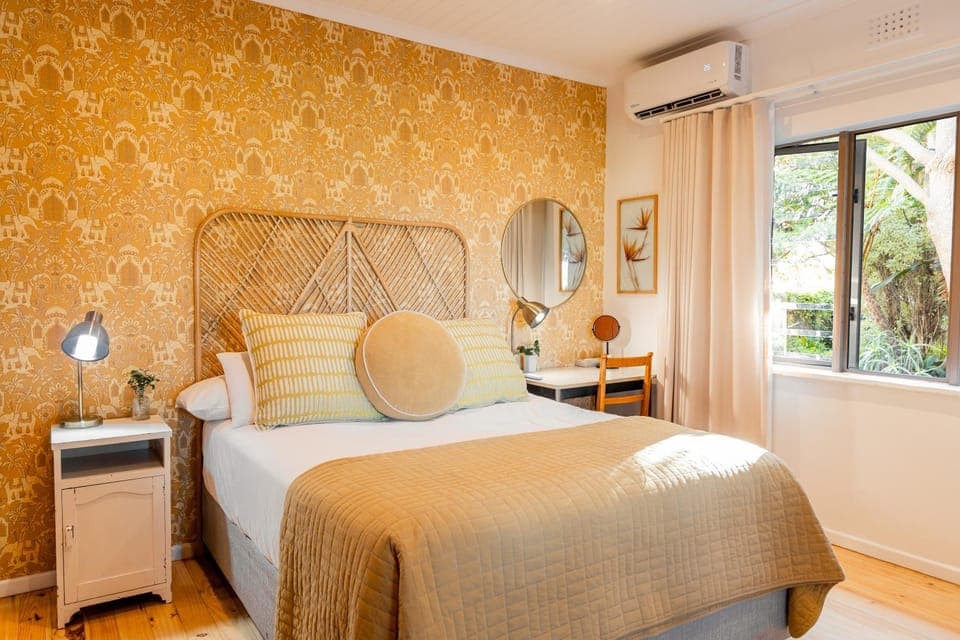 Bedroom, air conditioner