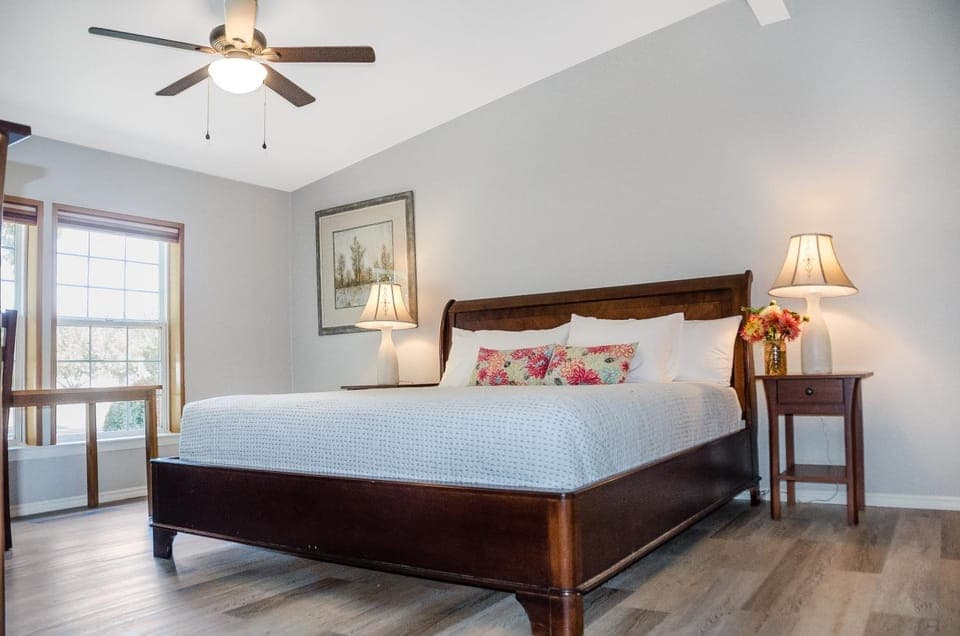 Bed, Photo of the whole room, Bedroom, fireplace