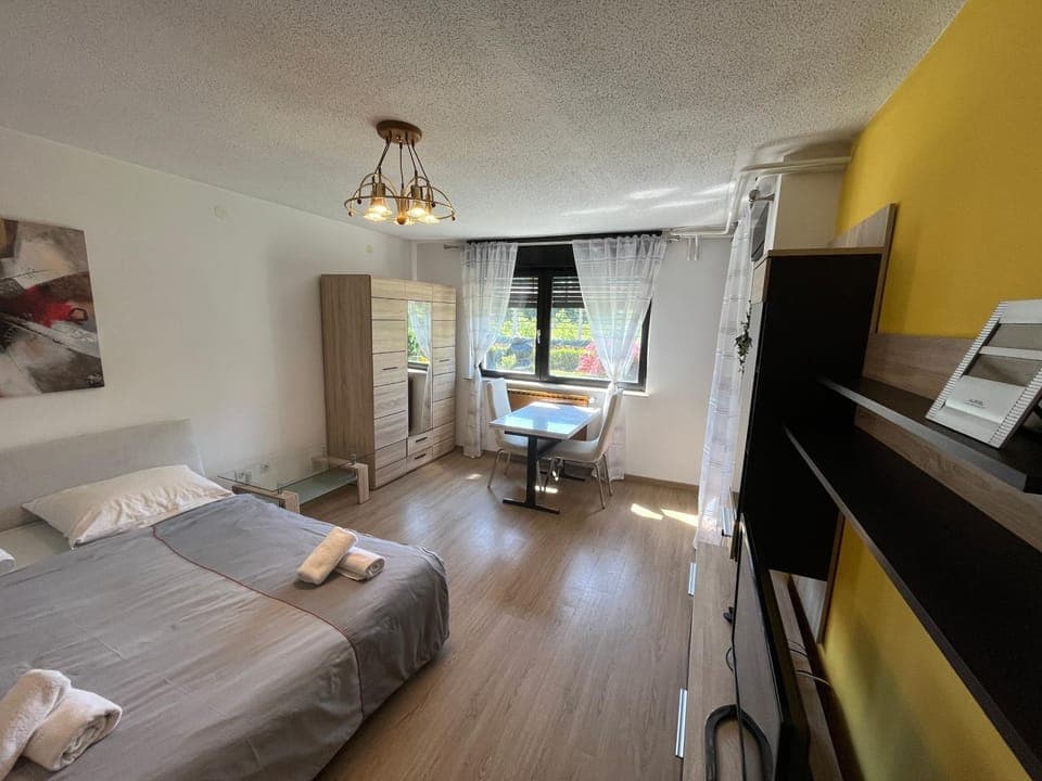 Bed, TV and multimedia, Photo of the whole room, Seating area