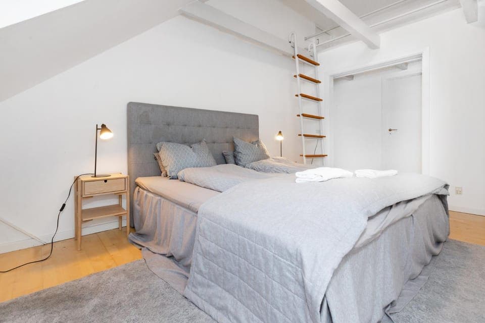 Bed, Photo of the whole room, Bedroom, towels