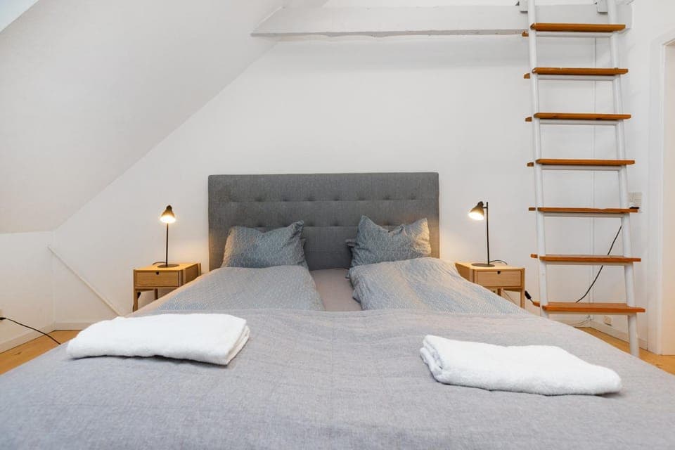Bed, Bedroom, towels