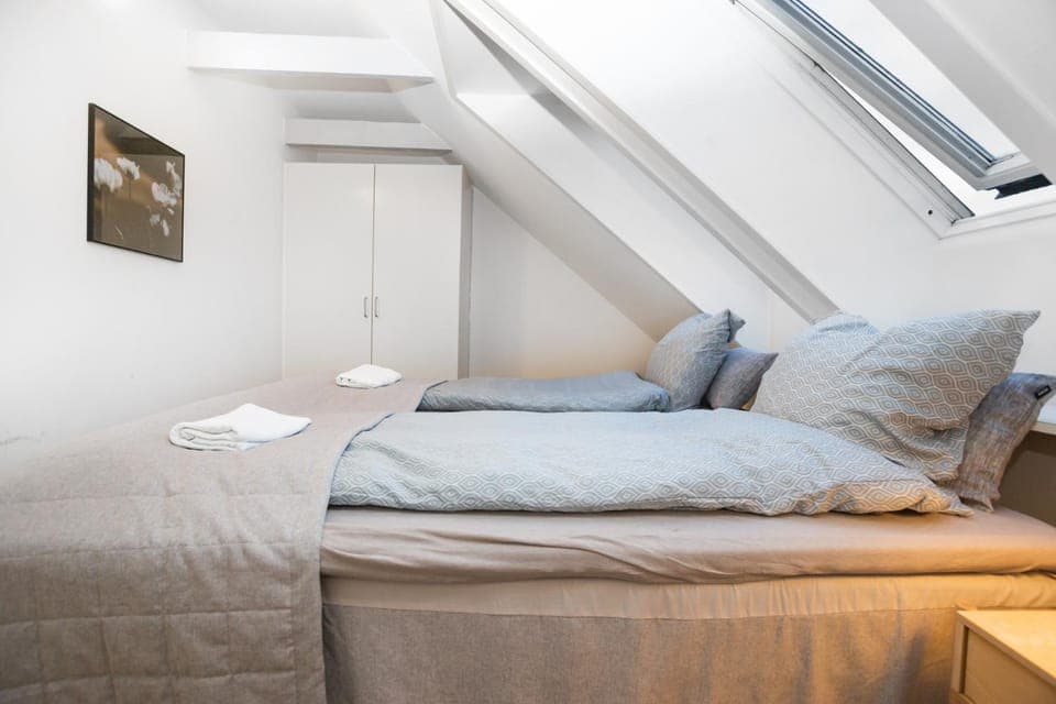 Bed, Photo of the whole room, Bedroom, towels