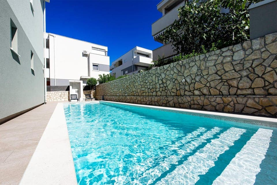 Day, Swimming pool