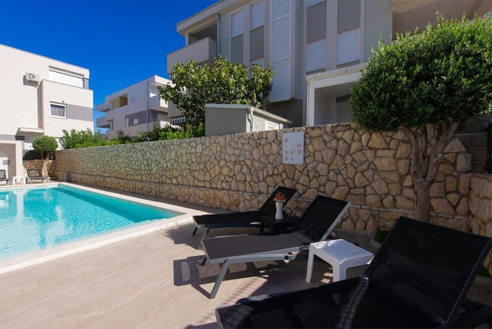 Day, Swimming pool