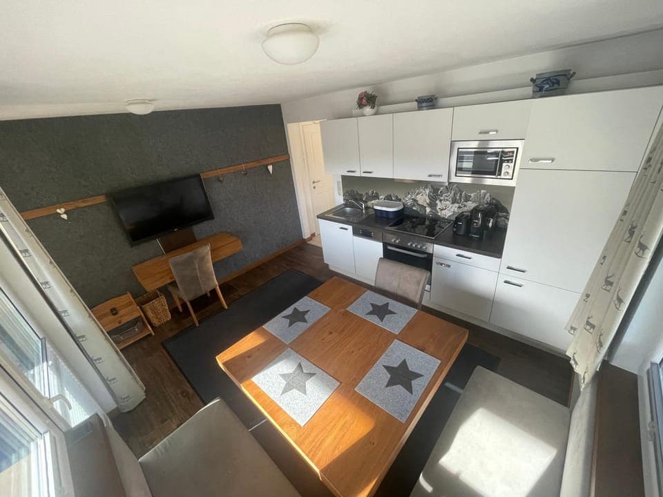 Kitchen or kitchenette, Dining area