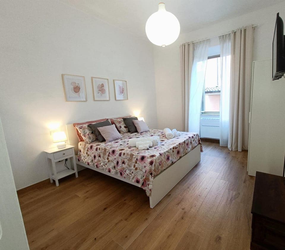 Bed, TV and multimedia, Bedroom