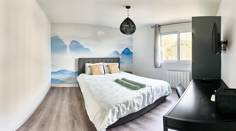 Bed, TV and multimedia, Photo of the whole room, Bedroom, towels