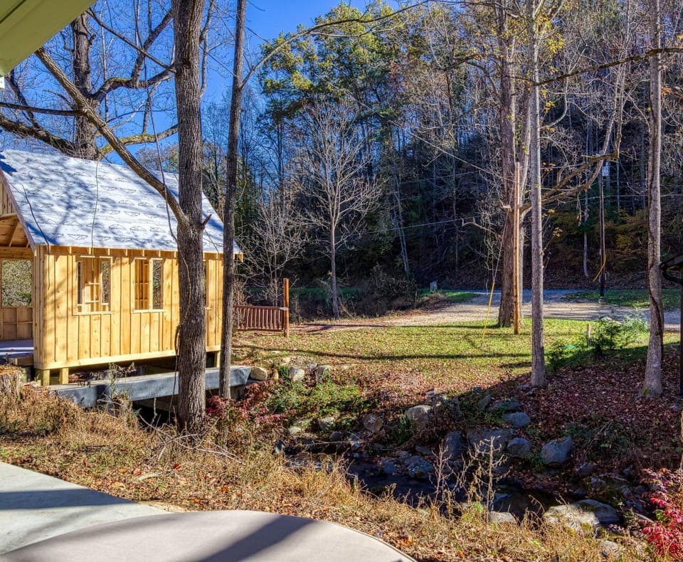 Jolly Jingle Cabin, Pickleball Court, Creek, WIFI, Mountain Views, Starting at 50" Cabin in Jenkins Mill