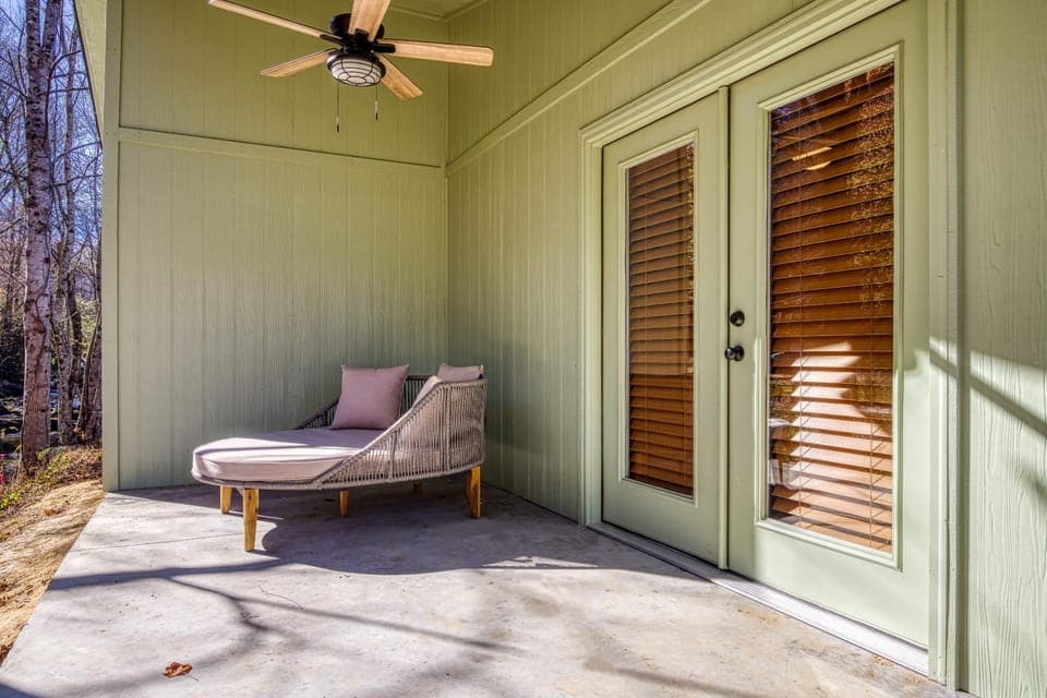 Jolly Jingle Cabin, Pickleball Court, Creek, WIFI, Mountain Views, Starting at 50" Cabin in Jenkins Mill