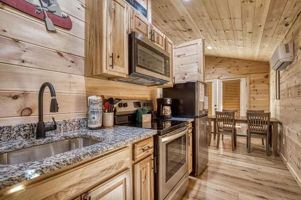 Joyful Cottage, Pickleball Court, Creek, WIFI, Mountain Views, Starting at 69" House in Jenkins Mill