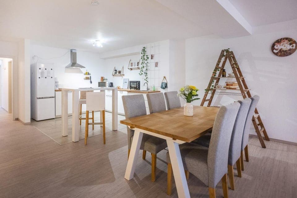 Kitchen or kitchenette, Dining area