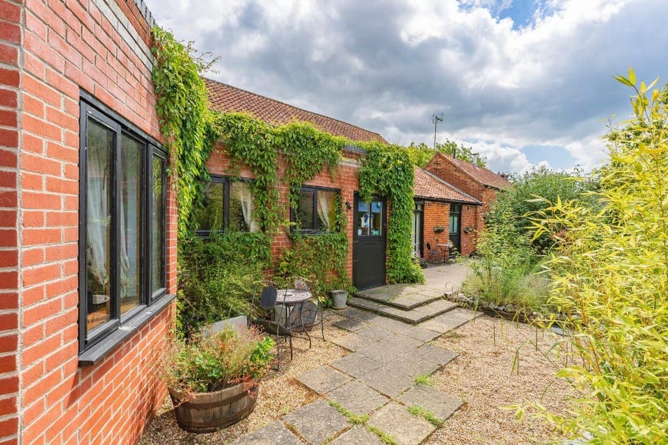 Property building, Spring, Day, Garden, Garden view
