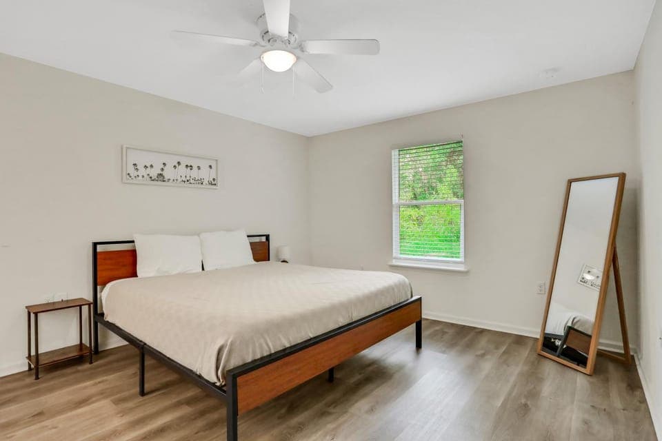 Bed, internet, air conditioner