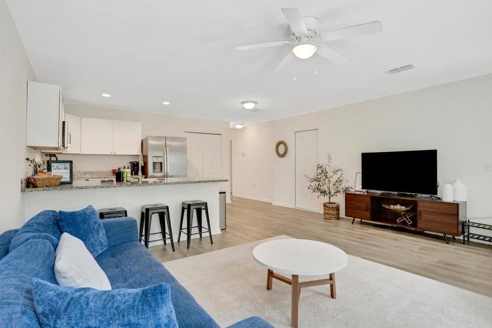 Communal lounge/ TV room, TV and multimedia, Kitchen or kitchenette, Living room, Seating area, Dining area, Evening entertainment, fireplace, internet, minibar, oven, pet friendly, stove, air conditioner