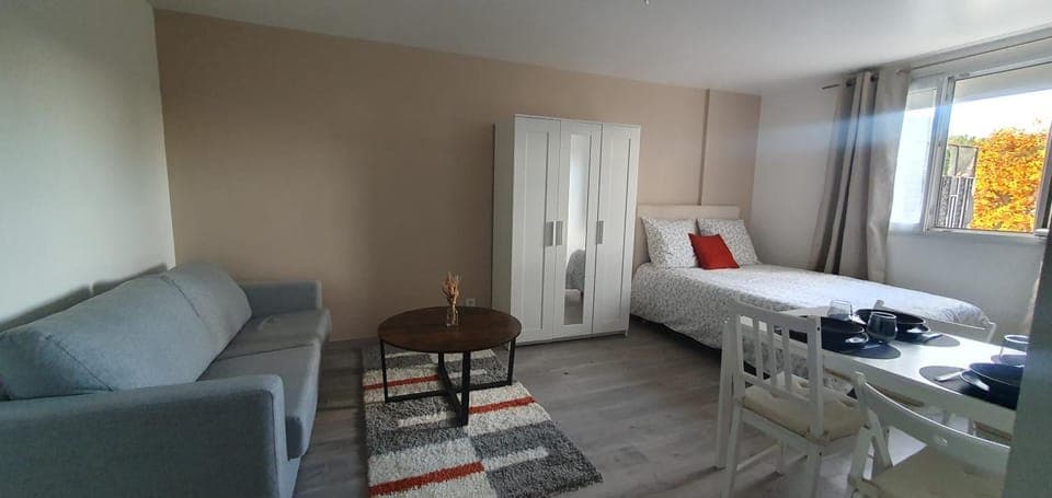 Bed, Photo of the whole room, Seating area, Bedroom