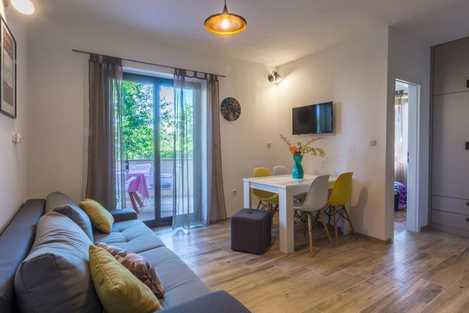 TV and multimedia, Living room, Seating area, Dining area